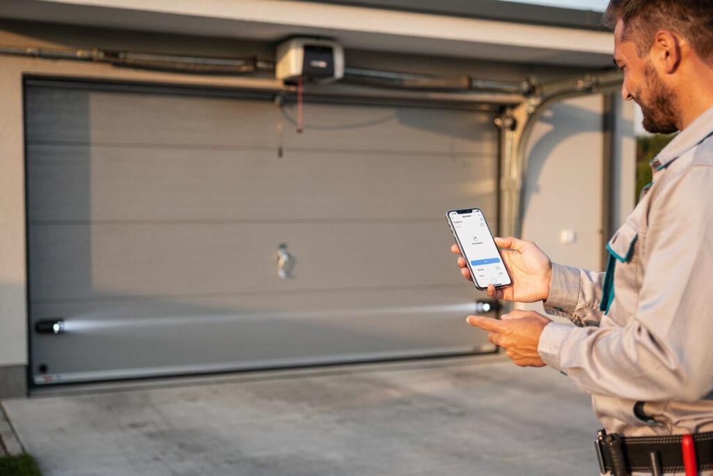 Garagentorantriebe – elektrische Hubkraft, integrierte Lichtschranken, energieeffiziente Motoren, Funkschalter, Smartphone‑Steuerung, Notfall‑Manuellbetrieb bei jeder Fahrstufe, reduzieren Geräuschpegel und ermöglichen Wartungsfreundlichkeit – Rößler Industrietore GmbH